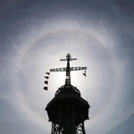 神戸市内で19日午前、太陽の周りに光の輪が見える「日暈」と呼ばれる現象が現れた。船の汽笛が響く朝の神戸港が不思議なベールに包まれた。