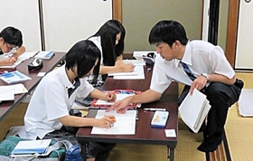 加西市や加西商工会議所などが設立した「北条高校活性化協議会」の事業で、放課後の生徒に数学を教える講師=2019年9月、北条高校同窓会館(加西市提供) 加西市や加西商工会議所などが設立した「北条高校活性化協議会」の事業で、放課後の生徒に数学を教える講師=2019年9月、北条高校同窓会館(加西市提供)