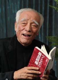 著書を手にいまの政治を語る石井一氏=2020年3月、神戸市内 著書を手にいまの政治を語る石井一氏=2020年3月、神戸市内