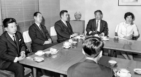 初当選後、抱負を語る石井一氏(左から3人目)ら新人議員5人。右は土井たか子氏=1969年12月、神戸市内 初当選後、抱負を語る石井一氏(左から3人目)ら新人議員5人。右は土井たか子氏=1969年12月、神戸市内