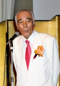 旭日大綬章の受章記念パーティーであいさつする元参院議員の石井一氏=2014年8月、神戸市内 旭日大綬章の受章記念パーティーであいさつする元参院議員の石井一氏=2014年8月、神戸市内