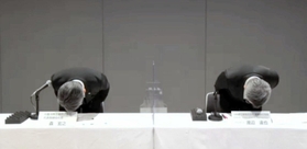 オンライン会見で頭を下げる川崎重工業の渡辺達也専務執行役員(右)と川重冷熱工業の森宏之新社長=7日午後、東京都内 オンライン会見で頭を下げる川崎重工業の渡辺達也専務執行役員(右)と川重冷熱工業の森宏之新社長=7日午後、東京都内