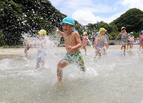 勢いよく海へ飛び込む園児たち=8日午前、兵庫県新温泉町諸寄 勢いよく海へ飛び込む園児たち=8日午前、兵庫県新温泉町諸寄