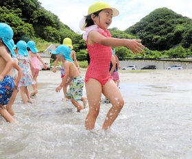 勢いよく海へ飛び込む園児たち=8日午前、兵庫県新温泉町諸寄 勢いよく海へ飛び込む園児たち=8日午前、兵庫県新温泉町諸寄