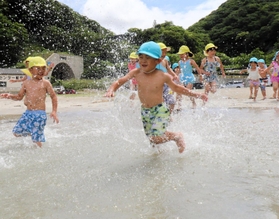勢いよく海へ飛び込む園児たち=8日午前、兵庫県新温泉町諸寄 勢いよく海へ飛び込む園児たち=8日午前、兵庫県新温泉町諸寄
