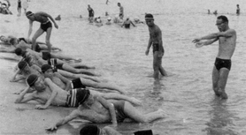 第2回の臨海学舎の実習風景=1961年(鳴尾高校提供) 第2回の臨海学舎の実習風景=1961年(鳴尾高校提供)