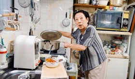 「スープとイデオロギー」の一場面。スープを仕込むオモニ((c)PLACETOBE,YangYonghi) 「スープとイデオロギー」の一場面。スープを仕込むオモニ((c)PLACETOBE,YangYonghi)