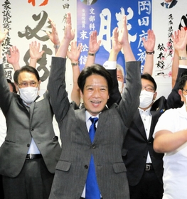 3選を祝って、万歳する岡田康裕氏=加古川市加古川町寺家町(撮影・笠原次郎) 3選を祝って、万歳する岡田康裕氏=加古川市加古川町寺家町(撮影・笠原次郎)