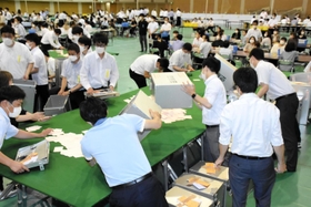 開票箱を開ける市職員=12日午後9時31分、加古川市西神吉町鼎、加古川市立総合体育館 開票箱を開ける市職員=12日午後9時31分、加古川市西神吉町鼎、加古川市立総合体育館