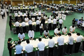 加古川市長選と市議選の開票作業を進める市職員=12日午後9時39分、加古川市西神吉町鼎、加古川市立総合体育館 加古川市長選と市議選の開票作業を進める市職員=12日午後9時39分、加古川市西神吉町鼎、加古川市立総合体育館