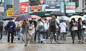 傘をさして横断歩道をわたる買い物客ら=14日午後、神戸市中央区元町高架通1 傘をさして横断歩道をわたる買い物客ら=14日午後、神戸市中央区元町高架通1