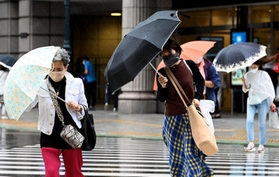 強い風雨の中を行き交う買い物客=14日午後、神戸市中央区元町通1(撮影・坂井萌香) 強い風雨の中を行き交う買い物客=14日午後、神戸市中央区元町通1(撮影・坂井萌香)