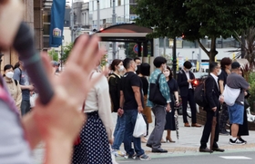 国会が閉幕し、事実上の選挙戦がスタート。参院選の立候補予定者が早速街頭で政策を訴えた=15日夕、神戸市中央区元町通1(撮影・長嶺麻子) 国会が閉幕し、事実上の選挙戦がスタート。参院選の立候補予定者が早速街頭で政策を訴えた=15日夕、神戸市中央区元町通1(撮影・長嶺麻子)