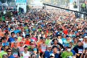第9回神戸マラソンで一斉にスタートするランナー=2019年11月 第9回神戸マラソンで一斉にスタートするランナー=2019年11月