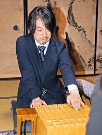 加古川市のふるさと納税で100万円以上寄付した人と対局体験をすることになった、将棋棋士の久保利明九段=加古川市加古川町北在家、鶴林寺 加古川市のふるさと納税で100万円以上寄付した人と対局体験をすることになった、将棋棋士の久保利明九段=加古川市加古川町北在家、鶴林寺