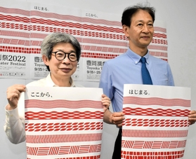 概要を発表した平田オリザさん(左)と実行委員会の高宮浩之会長=豊岡市中央町 概要を発表した平田オリザさん(左)と実行委員会の高宮浩之会長=豊岡市中央町