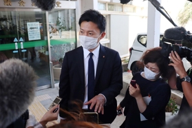 報道陣の取材を受ける光本圭祐尼崎市議=尼崎市役所 報道陣の取材を受ける光本圭祐尼崎市議=尼崎市役所