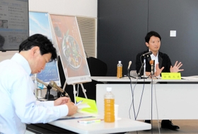意見を交わす斎藤元彦知事(右)と岡山県の伊原木隆太知事=姫路市山野井町 意見を交わす斎藤元彦知事(右)と岡山県の伊原木隆太知事=姫路市山野井町