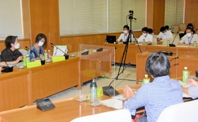 兵庫県立都市公園のあり方を議論する検討会メンバーら=県庁 兵庫県立都市公園のあり方を議論する検討会メンバーら=県庁