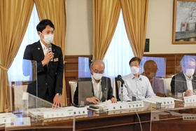 神戸マラソン総会で発言する斎藤元彦知事(左)ら=神戸市中央区下山手通4 神戸マラソン総会で発言する斎藤元彦知事(左)ら=神戸市中央区下山手通4