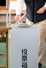 次々と投票する有権者=7日午前、神戸市中央区港島中町3、港島学園投票所 次々と投票する有権者=7日午前、神戸市中央区港島中町3、港島学園投票所