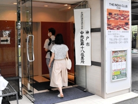 投票所に入る有権者=10日午前8時22分、神戸市中央区山本通1 投票所に入る有権者=10日午前8時22分、神戸市中央区山本通1