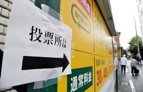 投票所に向かう有権者=10日午前8時23分、神戸市中央区山本通1 投票所に向かう有権者=10日午前8時23分、神戸市中央区山本通1