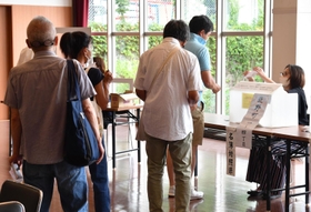 投票の手続きする有権者=10日、神戸市中央区山本通1 投票の手続きする有権者=10日、神戸市中央区山本通1