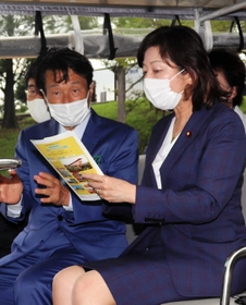 テーマパークを視察する野田聖子地方創生担当相(右)=淡路市楠本 テーマパークを視察する野田聖子地方創生担当相(右)=淡路市楠本