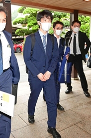 会場入りする藤井聡太王位=19日午後2時38分、神戸市北区有馬町、有馬温泉の旅館「中の坊瑞苑」(撮影・中西幸大) 会場入りする藤井聡太王位=19日午後2時38分、神戸市北区有馬町、有馬温泉の旅館「中の坊瑞苑」(撮影・中西幸大)