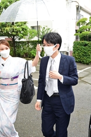 会場入りする豊島将之九段=19日午後2時7分、神戸市北区有馬町、有馬温泉の旅館「中の坊瑞苑」(撮影・中西幸大) 会場入りする豊島将之九段=19日午後2時7分、神戸市北区有馬町、有馬温泉の旅館「中の坊瑞苑」(撮影・中西幸大)