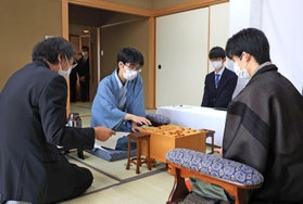 「お~いお茶杯第63期王位戦」7番勝負の第3局で、立会人の福崎文吾九段(左)から封じ手を示される藤井聡太王位(右)。奥は豊島将之九段=21日午前、神戸市北区有馬町、有馬温泉の旅館「中の坊瑞苑」(撮影・鈴木雅之) 「お~いお茶杯第63期王位戦」7番勝負の第3局で、立会人の福崎文吾九段(左)から封じ手を示される藤井聡太王位(右)。奥は豊島将之九段=21日午前、神戸市北区有馬町、有馬温泉の旅館「中の坊瑞苑」(撮影・鈴木雅之)