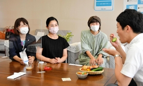 オーガニック給食の推進を求める母親グループのメンバー。斎藤元彦知事は有機栽培の野菜も味わった=兵庫県庁 オーガニック給食の推進を求める母親グループのメンバー。斎藤元彦知事は有機栽培の野菜も味わった=兵庫県庁