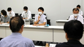 国の2023年度予算に対する提案を説明する斎藤元彦知事(中央)=東京都千代田区 国の2023年度予算に対する提案を説明する斎藤元彦知事(中央)=東京都千代田区