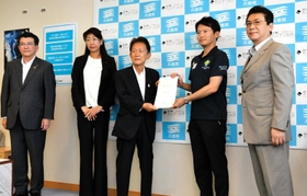 斎藤元彦兵庫県知事(右から2人目)に要望書を手渡す県市長会長の門康彦淡路市長(中央)=県庁 斎藤元彦兵庫県知事(右から2人目)に要望書を手渡す県市長会長の門康彦淡路市長(中央)=県庁