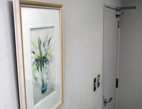 家裁調査官が非行少年と面接する部屋。絵画が飾られている 家裁調査官が非行少年と面接する部屋。絵画が飾られている