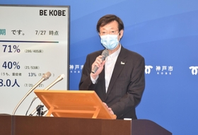 定例会見で記者の質問に答える久元喜造市長=神戸市役所 定例会見で記者の質問に答える久元喜造市長=神戸市役所