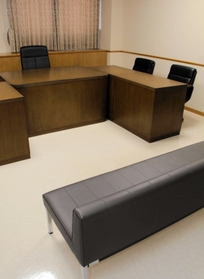 少年審判廷。家裁調査官の報告を受け、ここで裁判官が少年の処分を決める 少年審判廷。家裁調査官の報告を受け、ここで裁判官が少年の処分を決める