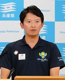 会見する斎藤元彦知事=1日午前、神戸市中央区、兵庫県庁 会見する斎藤元彦知事=1日午前、神戸市中央区、兵庫県庁