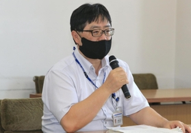 光本圭佑尼崎市議の告訴について説明する中嶋成介・尼崎市議会事務局長=5日午後、尼崎市役所(撮影・斎藤雅志) 光本圭佑尼崎市議の告訴について説明する中嶋成介・尼崎市議会事務局長=5日午後、尼崎市役所(撮影・斎藤雅志)