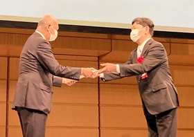 賞状を受け取る樽谷篤明社長(右)=東京都内(姫路ケーブルテレビ提供) 賞状を受け取る樽谷篤明社長(右)=東京都内(姫路ケーブルテレビ提供)