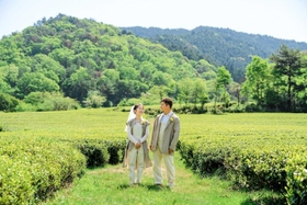 茶畑をバックに愛を誓う野村さん夫妻=神河町吉冨 茶畑をバックに愛を誓う野村さん夫妻=神河町吉冨