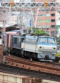 最近では珍しくなったEF66型電気機関車。前面に書かれた130は車両番号で、1991年に川崎重工業が製造した。写真の2両目は回送中で、機関車が2両並ぶのも珍しい構図という。なお73年に製造されたEF66型の27号機は0番台(2桁)の車両として唯一、今春まで現役で走り、撮り鉄の間では「ニーナ」の愛称で国宝級と絶賛された=花隈公園から撮影(提供写真) 最近では珍しくなったEF66型電気機関車。前面に書かれた130は車両番号で、1991年に川崎重工業が製造した。写真の2両目は回送中で、機関車が2両並ぶのも珍しい構図という。なお73年に製造されたEF66型の27号機は0番台(2桁)の車両として唯一、今春まで現役で走り、撮り鉄の間では「ニーナ」の愛称で国宝級と絶賛された=花隈公園から撮影(提供写真)