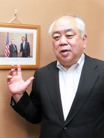 オバマ元米大統領とのツーショット写真を前に思い出を語る池田克彦さん=東京都千代田区飯田橋1 オバマ元米大統領とのツーショット写真を前に思い出を語る池田克彦さん=東京都千代田区飯田橋1