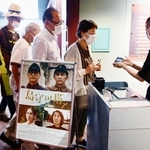 太平洋戦争末期の沖縄戦を描いた映画「島守の塔」(神戸新聞社、サンテレビなど製作)の公開が5日、兵庫県内の映画館で始まった。会場の一つ、キノシネマ神戸国際(神戸市中央区)には初日から多くの人が訪れ、民間人を含む20万人以上が犠牲となった悲惨な戦史に思いをはせた。