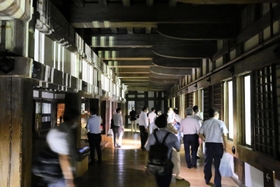 夜間の公開は初となる姫路城大天守内部=9日夜、姫路市本町 夜間の公開は初となる姫路城大天守内部=9日夜、姫路市本町