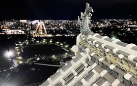 姫路城大天守の6階から見下ろす姫路市街地=9日夜、姫路市本町(撮影・大山伸一郎) 姫路城大天守の6階から見下ろす姫路市街地=9日夜、姫路市本町(撮影・大山伸一郎)