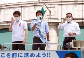 2021年7月の兵庫県知事選で、斎藤元彦氏の応援に駆け付けた吉村洋文副代表(左)と松井一郎代表(肩書はいずれも当時)=神戸市中央区、大丸神戸店前 2021年7月の兵庫県知事選で、斎藤元彦氏の応援に駆け付けた吉村洋文副代表(左)と松井一郎代表(肩書はいずれも当時)=神戸市中央区、大丸神戸店前