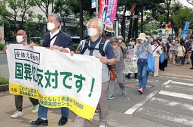 国葬に反対するデモ行進に参加する内田樹さん(左から2人目)ら=17日午後、神戸市中央区加納町6 国葬に反対するデモ行進に参加する内田樹さん(左から2人目)ら=17日午後、神戸市中央区加納町6
