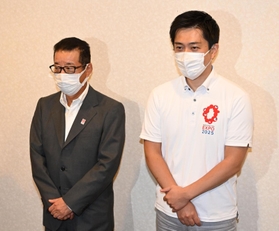 神戸空港の国際化の合意を受け、取材に応じる吉村洋文大阪府知事(右)と松井一郎大阪市長=18日午後、大阪市北区中之島6(撮影・坂井萌香) 神戸空港の国際化の合意を受け、取材に応じる吉村洋文大阪府知事(右)と松井一郎大阪市長=18日午後、大阪市北区中之島6(撮影・坂井萌香)